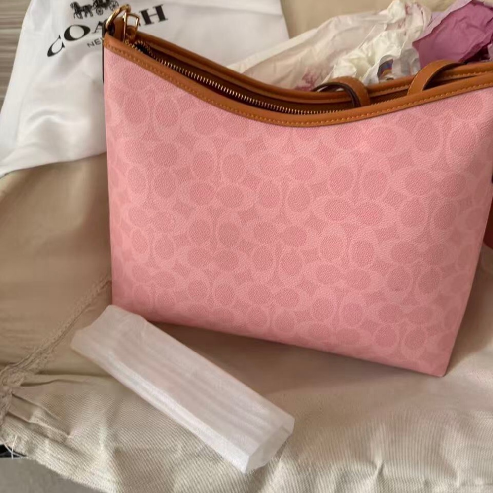 Coach  Laurel 31 Totes Shoulder Bags - Picture 6 of 6